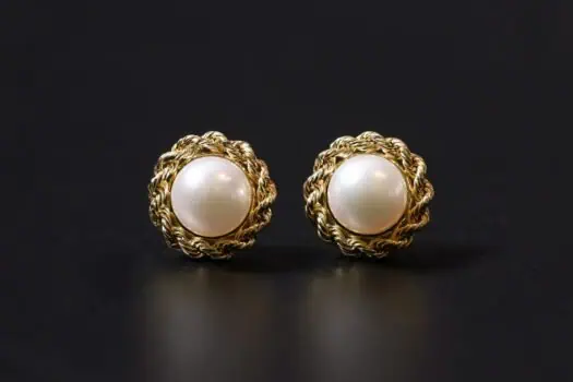 Pearl and gold vintage earrings, elegant jewellery accessory, classic style, fine craftsmanship, feminine fashion, luxury jewellery, sophisticated design, stylish adornment, high-quality craftsmanship, timeless elegance.