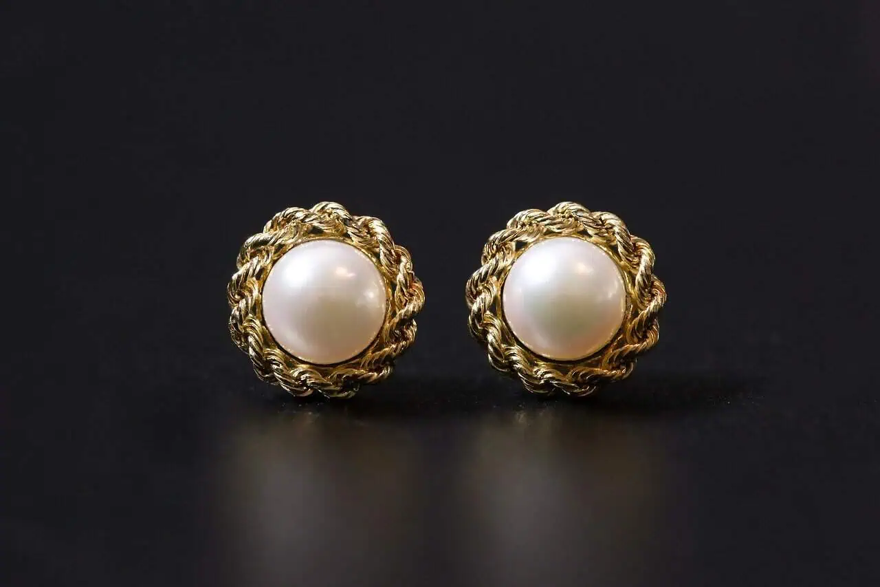 Pearl and gold vintage earrings, elegant jewellery accessory, classic style, fine craftsmanship, feminine fashion, luxury jewellery, sophisticated design, stylish adornment, high-quality craftsmanship, timeless elegance.