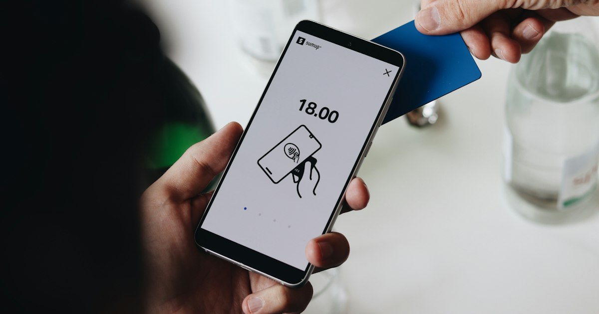 A contactless payment made with a blue card using Tap to Pay on Android. This feature enables small businesses to offer fast and secure mobile payments, perfect for entrepreneurs on the go.